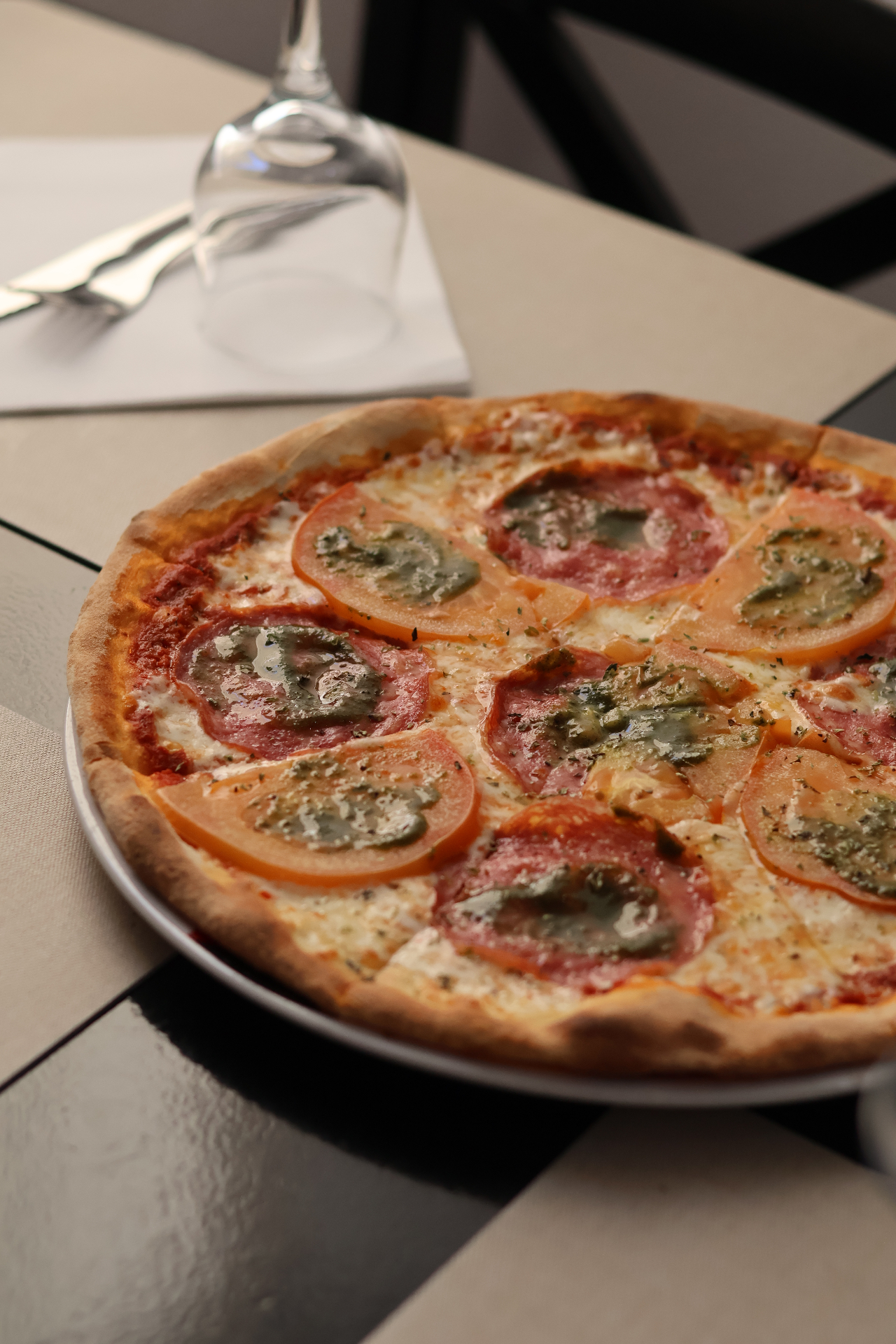 Pizza artesanal com salame e tomate fresco