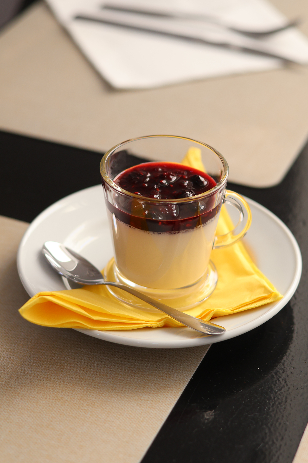 Panna cotta com calda de frutos vermelhos