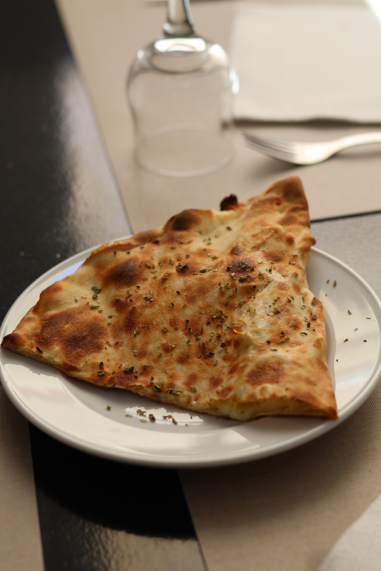 Calzone artesanal dourado com orégãos