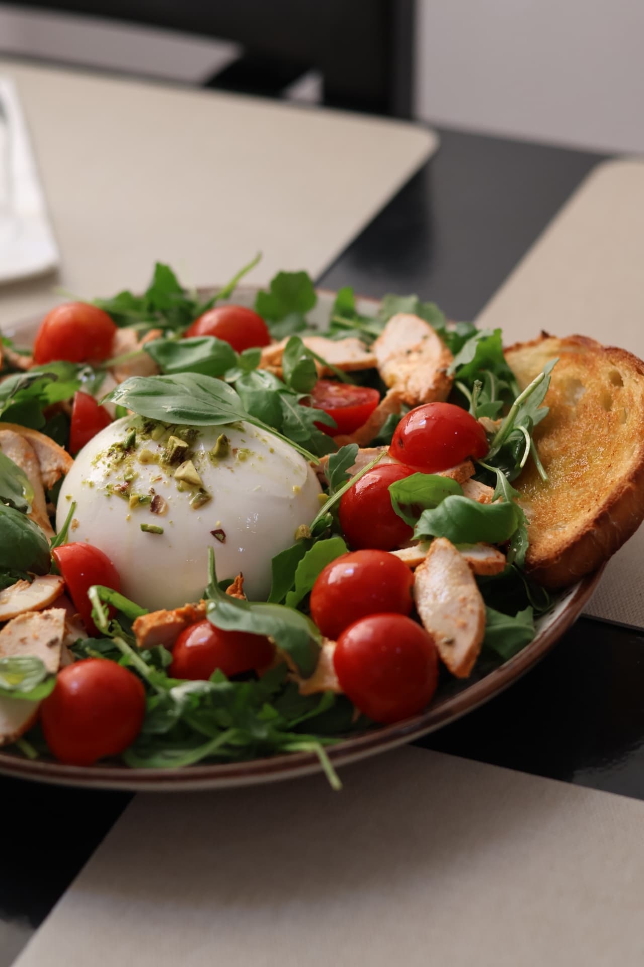 Salada com burrata, tomate cereja e frango