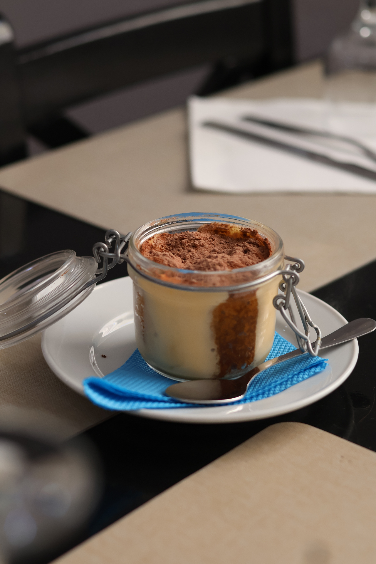 Tiramisù artesanal servido em frasco
