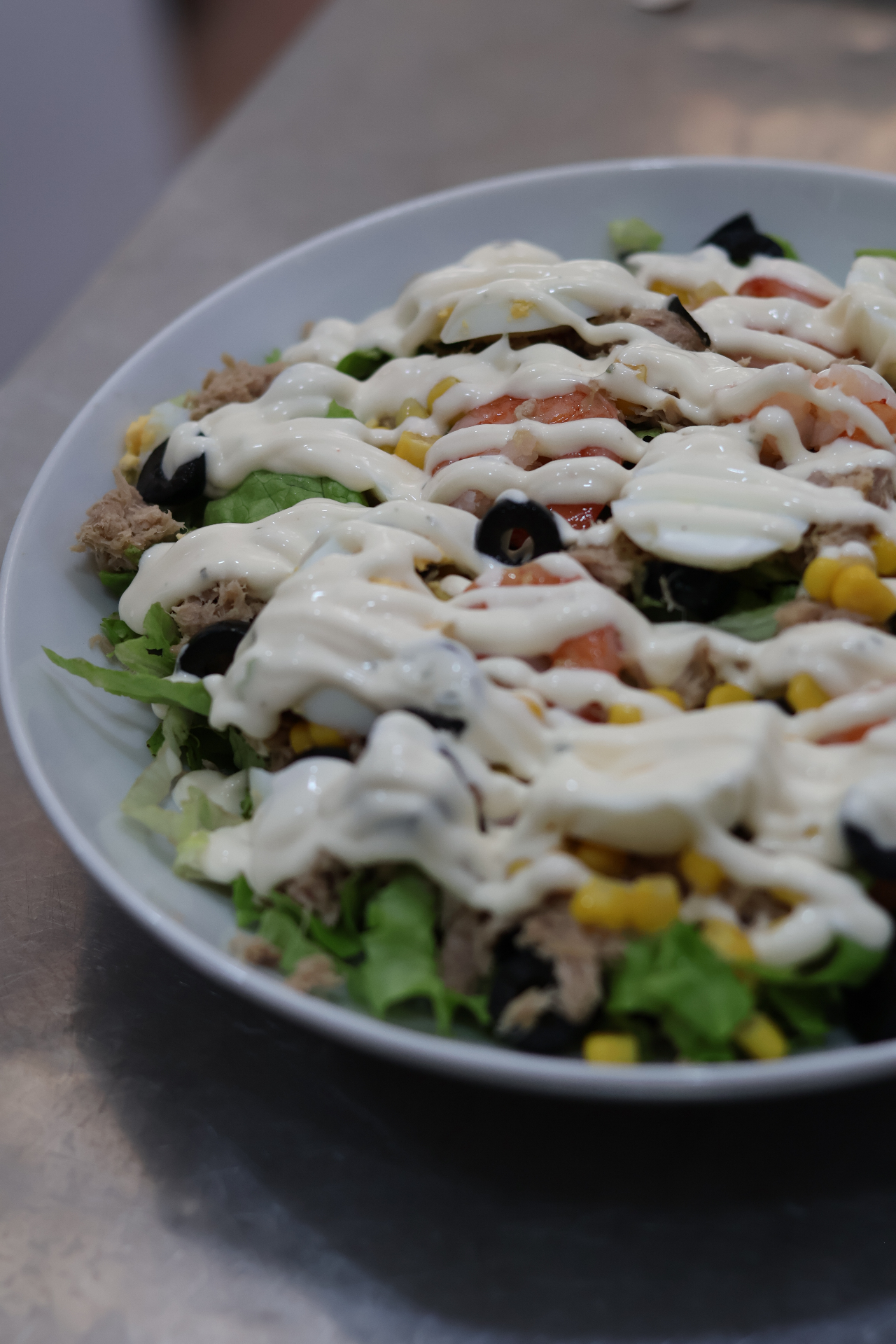 Salada fresca com atum, camarão, ovo e milho