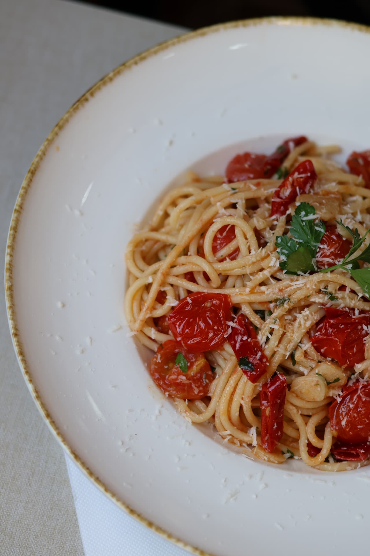 Spaghetti com tomate cereja assado e parmesão