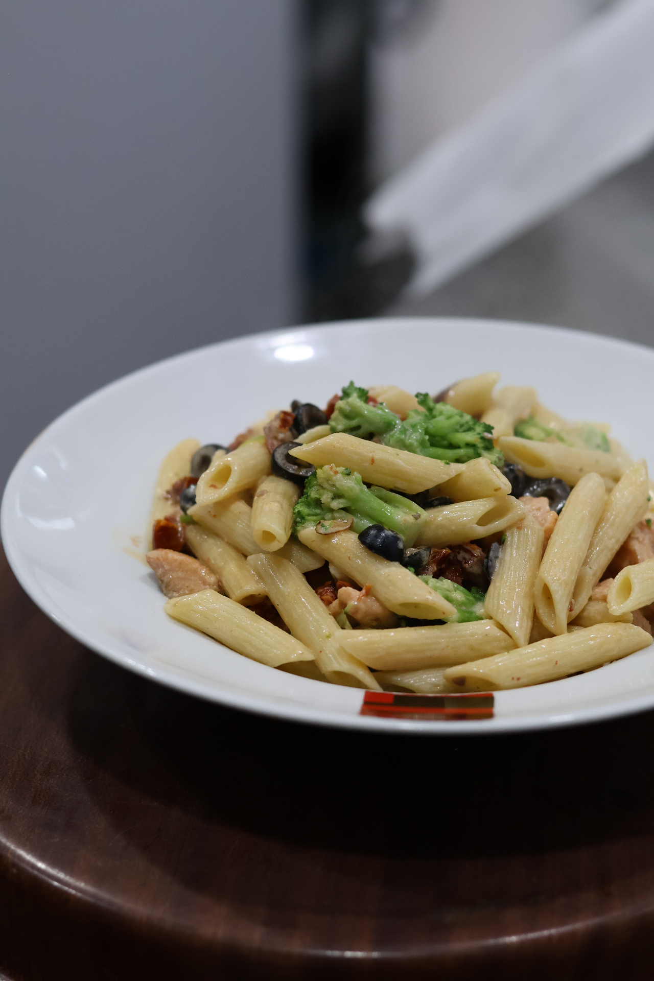 Penne com salmão e brócolos