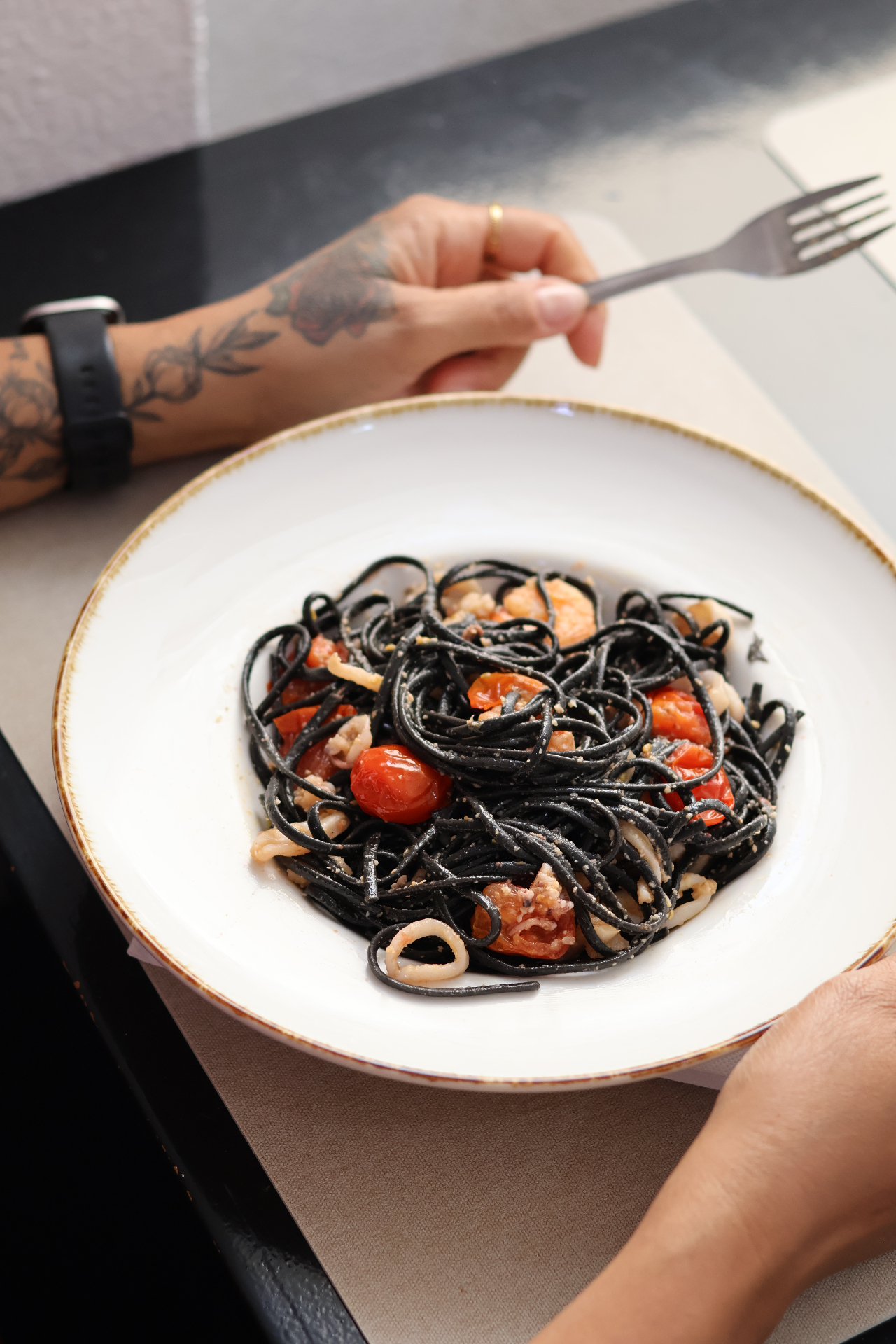 Linguine al nero di seppia com frutos do mar